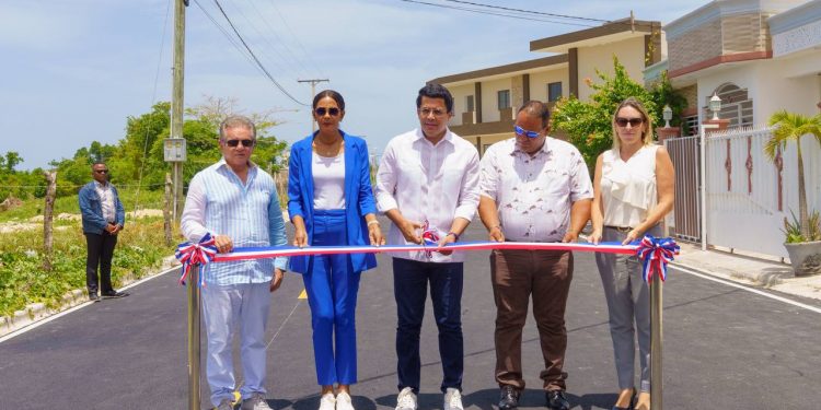 Turismo entrega calles asfaltadas con reparaciones de aceras y contenes en Bayahíbe
