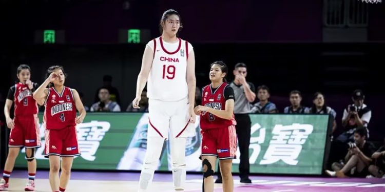 La impactante jugadora china de 2m30 y 17 años que deslumbra y ya está en la mira de la WNBA