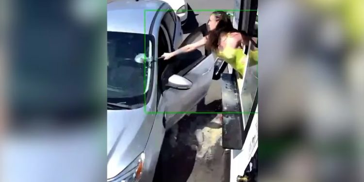 Una barista le rompió el parabrisas del auto a un cliente con un martillo durante una pelea por el precio del café