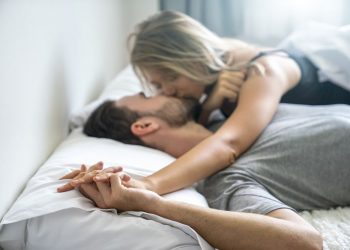 ¿Por qué las mujeres dan más importancia a los besos durante el sexo?