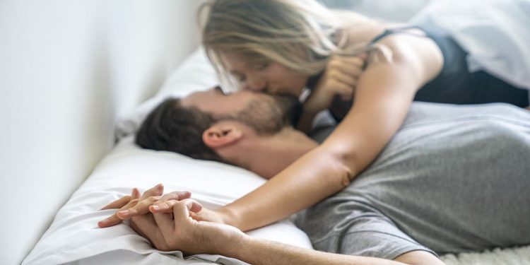 ¿Por qué las mujeres dan más importancia a los besos durante el sexo?
