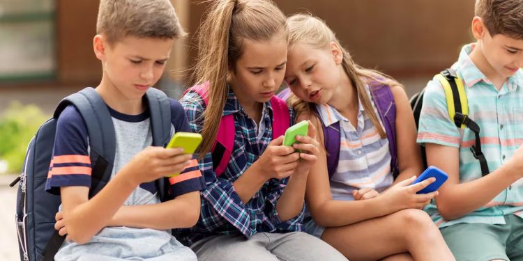 Nueva York podría ser la siguiente gran ciudad de EEUU en prohibir el uso de celulares en las escuelas