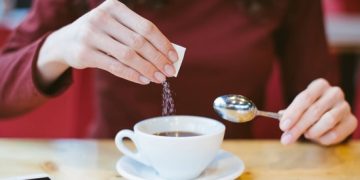 El sorprendente truco para endulzar el café que te hará reducir el azúcar para siempre