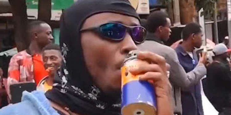 VIDEO: Manifestante se ‘fuma’ una lata de gas lacrimógeno lanzada por policías