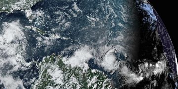 El huracán Beryl avanza con vientos superiores a 200 km/h por el Caribe