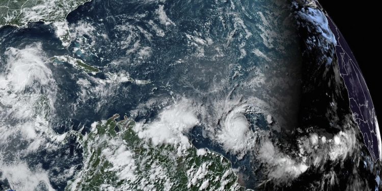 El huracán Beryl avanza con vientos superiores a 200 km/h por el Caribe