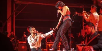 Ángela Aguilar hace «atrevida declaración» a Nodal en pleno concierto (video)