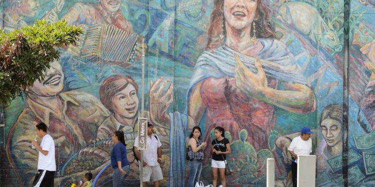 Los latinos lideran el crecimiento de la población de Estados Unidos en un 71%