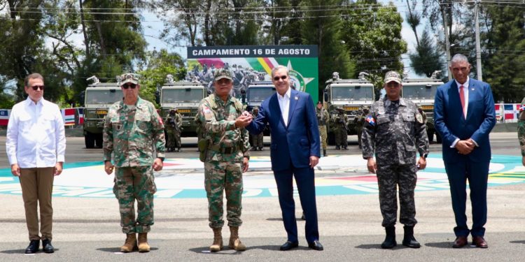 Abinader entrega 44 vehículos al Ejército, mejorando la movilidad de 1,200 soldados a nivel nacional
