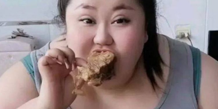 Muere la influencer china Pan Xiaoting mientras hacía una transmisión en vivo comiendo en exceso