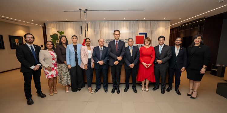 ABA expone a la misión del FMI resultados del sector bancario e iniciativas institucionales