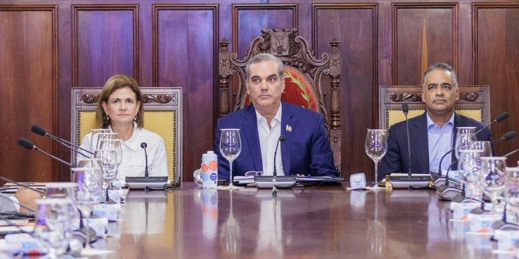 Abinader revisa lineamientos para el Presupuesto 2025 con ministros y directores