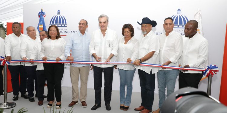 Abinader entrega remozada planta de tratamiento de Hainamosa que beneficiará a más de 80 mil habitantes
