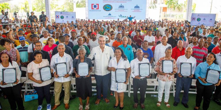 Abinader entrega título número 100,000; programa beneficia 29 provincias