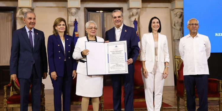 Presidente Abinader entrega Premio a la Excelencia Magisterial y reconoce a 10 docentes de educación superior