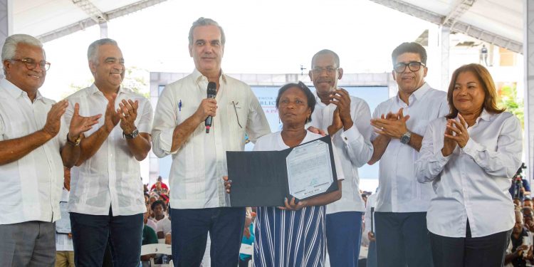 Presidente Abinader promete entregar 300 mil nuevos títulos en próximos 4 años