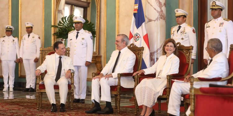 Abinader recibe cartas credenciales de siete nuevos embajadores