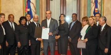 Presidente Abinader recibe resolución que lo acredita como presidente para el periodo 2024-2028