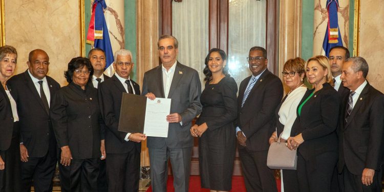 Presidente Abinader recibe resolución que lo acredita como presidente para el periodo 2024-2028