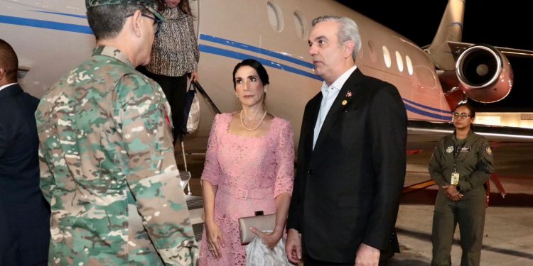 Presidente Abinader regresa de Panamá tras asistir a toma de posesión de José Raúl Mulino Quintero