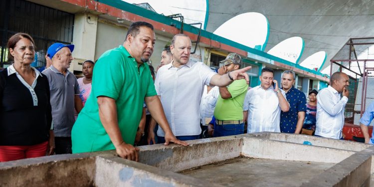 Alcalde Ulises Rodríguez inicia rescate del mercado central de Pueblo Nuevo