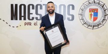 PUCMM reconoce al periodista y profesor Alejandro Esteban como “Excelencia en la Docencia” en ciencias sociales y humanidades
