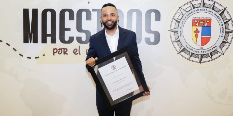 PUCMM reconoce al periodista y profesor Alejandro Esteban como “Excelencia en la Docencia” en ciencias sociales y humanidades
