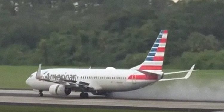 Explosión e incendio en las ruedas de un Boeing 757 durante el despegue