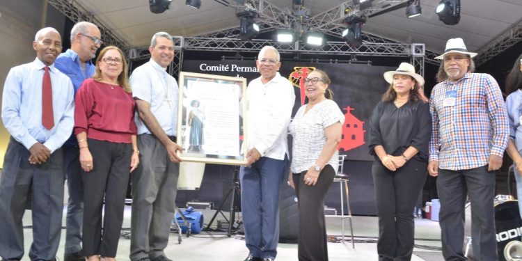 Catedral Santiago Apóstol reconocen Ateneo Amantes de la Luz y Alianza Cibaeña por sus 150 y 140 años de labor 