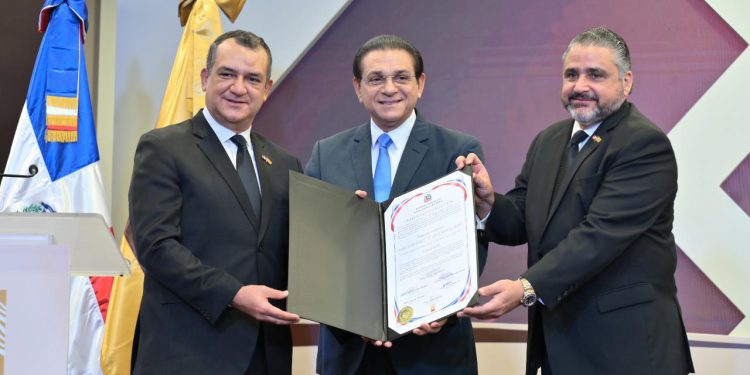 Daniel Rivera recibe certificado que lo acredita como senador de Santiago