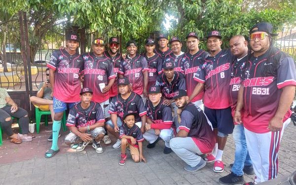 Leones de Domingo Cremallera en Softbol interempresarial 