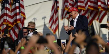 Una imagen única muestra la bala a milímetros de Trump