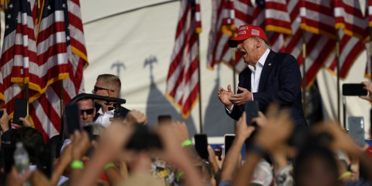 Una imagen única muestra la bala a milímetros de Trump