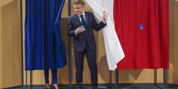 Izquierda Francesa toma la delantera en legislativas, pero sin mayoría absoluta