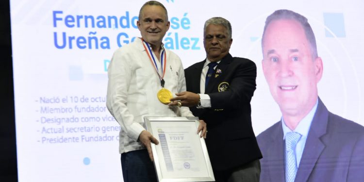 FDFF reconoce al viceministro de Salud Dr. Fernando Ureña por aportes al fisiculturismo y fitness