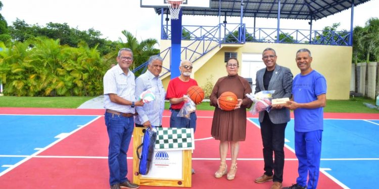 Gobernadora Rosa Santos entrega cancha y útiles deportivos al Club de los Periodistas
