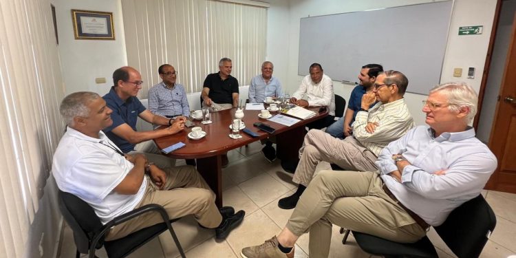Asociación de Hoteles de Playa Dorada y alcalde Roquelito García coordinan acciones para fortalecer el turismo en Puerto Plata
