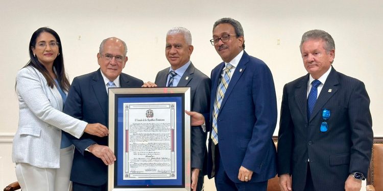Senado reconoce al doctor Jesús Feris Iglesias por su destacada trayectoria académica y profesional