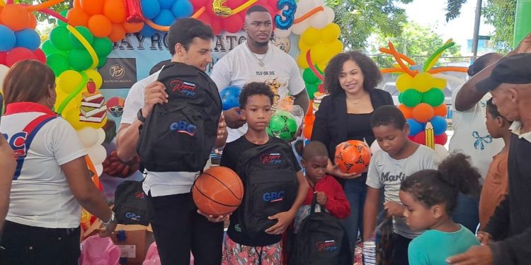 Jugador de la NFL Bayron Matos y Fundación GBC entregan útiles escolares y juguetes a niños de escasos recursos en Los Mina