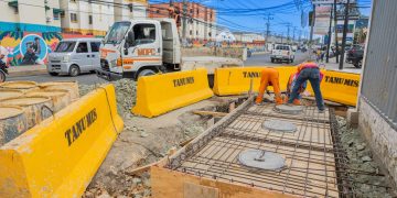 MOPC construye imbornales para corregir falla en drenaje de la avenida Isabel Aguiar