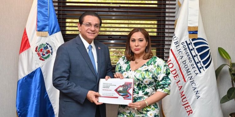 Derechos y servicios sociales a la mujer serán prioridad agenda del senador de Santiago