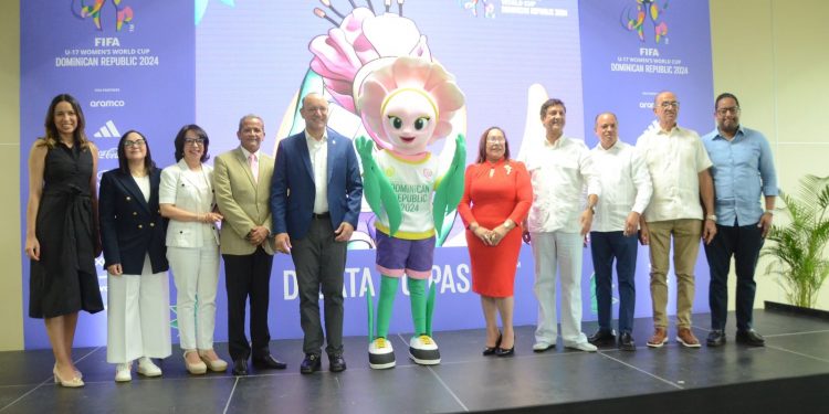 Santiago recibe por lo alto a Taní, la mascota del Mundial Femenino Sub-17