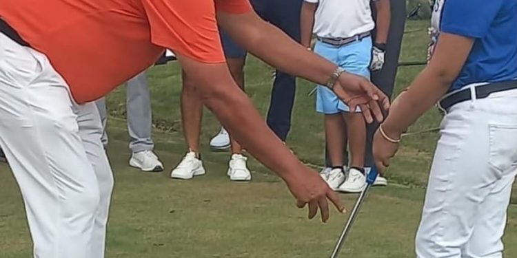 Rafael De Marchena realiza saque de honor en el Torneo de Golf del Voluntariado Jesús con los Niños