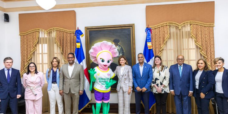 Raquel Peña recibe a Taní; mascota de la Copa Mundial Femenina Sub-17