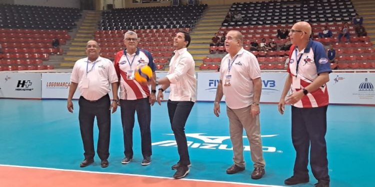 Raymond Rodríguez, en representación del Presidente de Banreservas, realiza saque de honor en la XVII Copa Panamericana de Voleibol Masculino