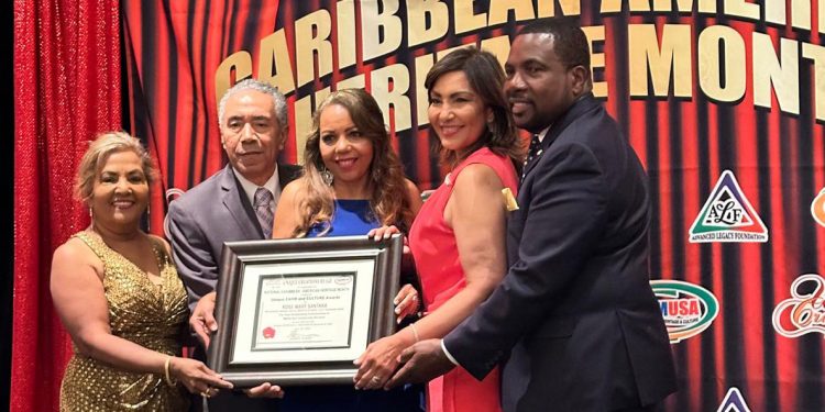 Periodista dominicana se convierte en «Mujer Influencia Hispana en EEUU»