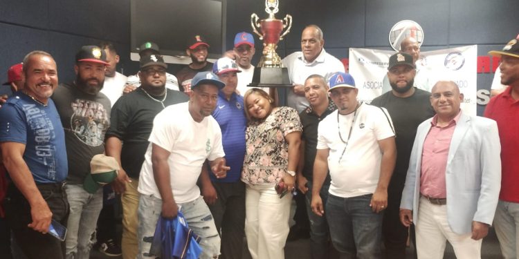 Inicia Torneo de Softbol Inter-Empresarial en Santiago, dedicado a Luís Peralta