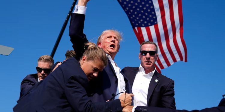 Trump alcanzado por un disparo durante un evento de campaña
