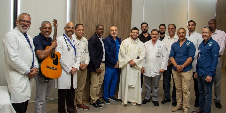 Unión Médica rinde homenaje a médicos fallecidos y celebra a los padres con emotiva eucaristía