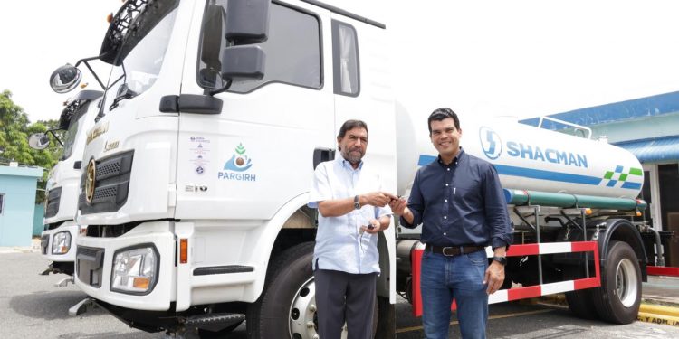 INAPA recibe dos camiones cisterna para suplir agua potable como parte del proyecto PARGIRH